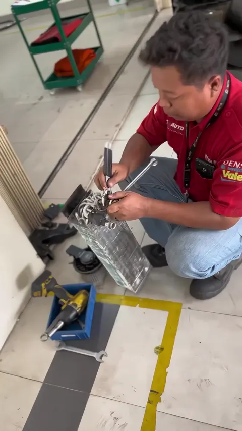 Cuplikan video kasus AUTO MAXCOOL: Servis AC Minibus: Pemeriksaan Kompresor dan Evaporator